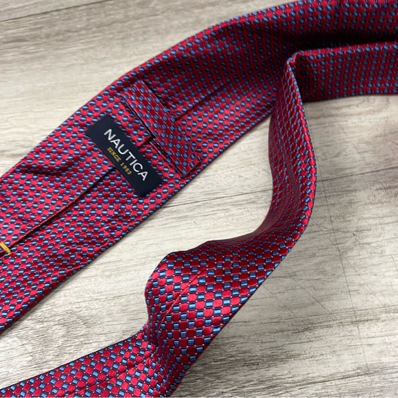 Men’s Nautica Tie 100% Silk Necktie Red Blue Dots - Picture 7 of 7